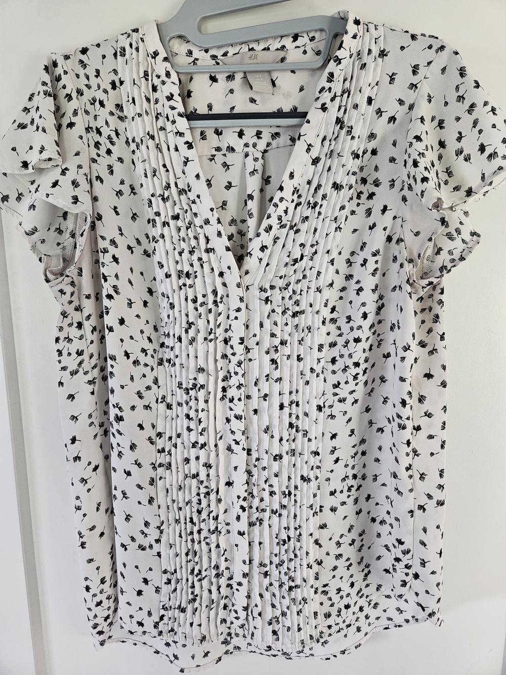 H&M White & Black Floral Pintuck Blouse Size 4
